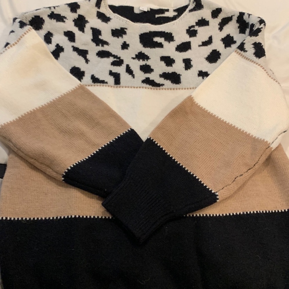 Pretty leopard print sweater. Never worn.